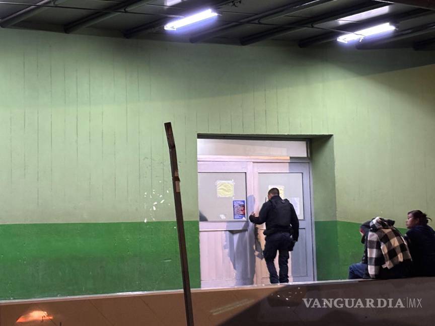 $!Elementos de la Policía Municipal permanecieron en la Clínica Número 1 del IMSS mientras se realizaban las diligencias tras el ingreso de la mujer lesionada.