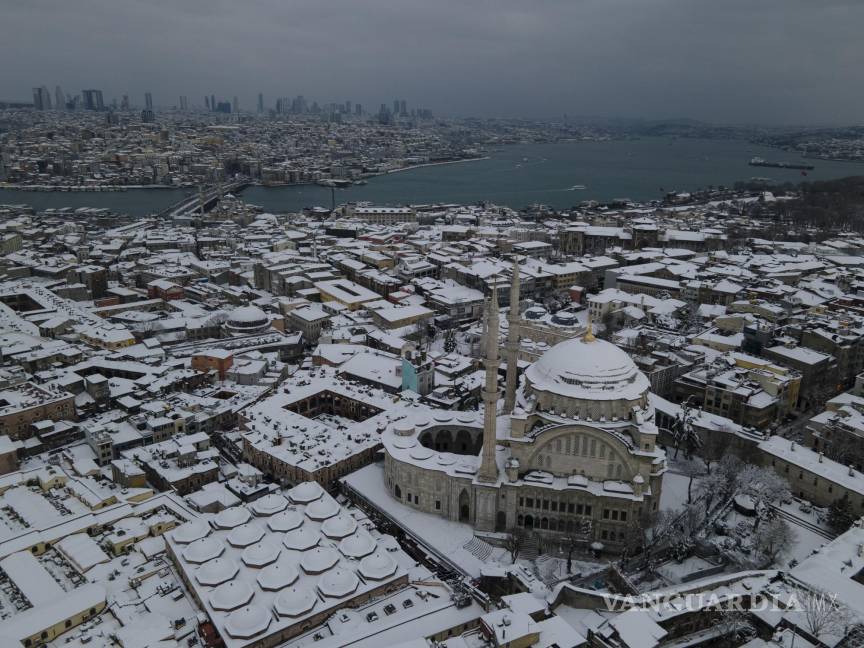 $!Snow covers roofs and the Nuruosmaniye mosque, right, after a heavy snowfall in Istanbul, Turkey. AP/Kemal Aslan