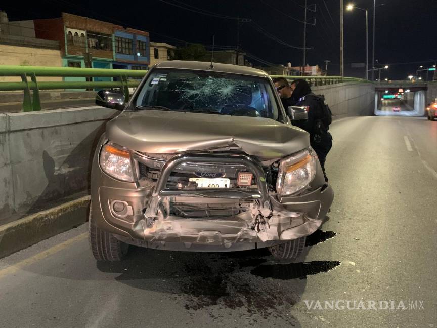 $!La camioneta Ford Ranger derrapó varios metros antes de impactarse contra un muro de contención.