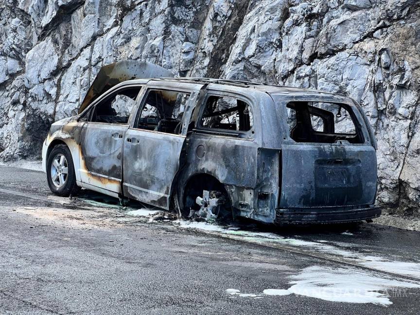 $!Aunque el fuego destruyó totalmente la camioneta Dodge Caravan, la familia logró salvarse gracias al oportuno actuar de la conductora.