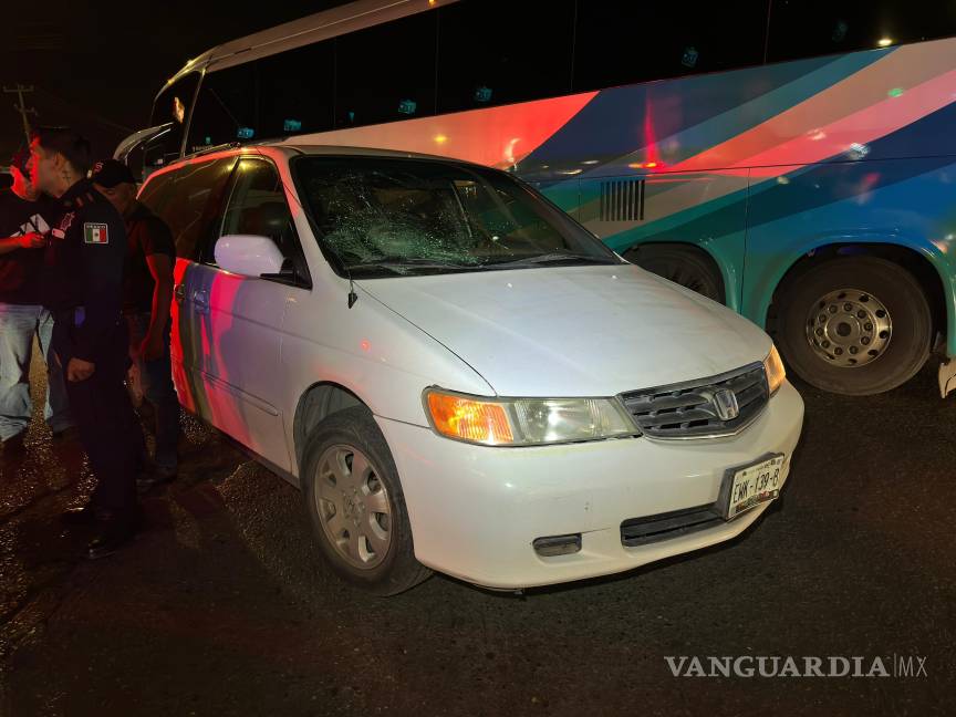 $!El conductor de la camioneta Odyssey permaneció en el lugar tras el percance vial.