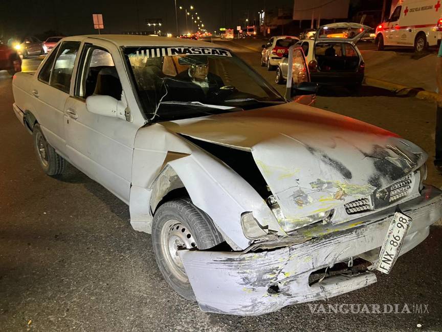 Taxista y su familia resultan heridos en percance al sur de Saltillo