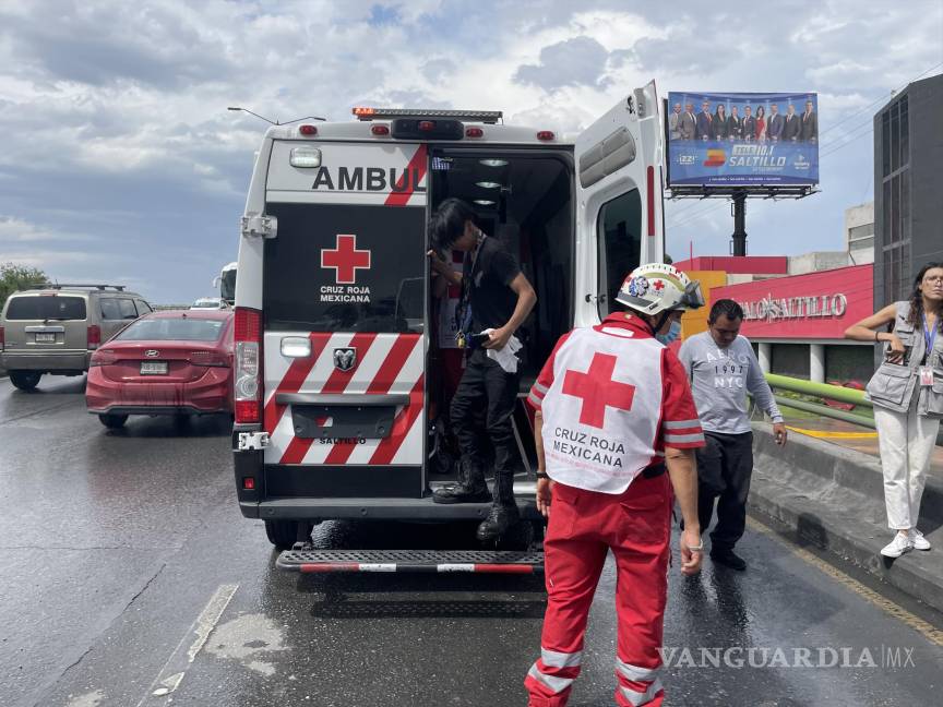 Camión embiste a motociclista, en Saltillo