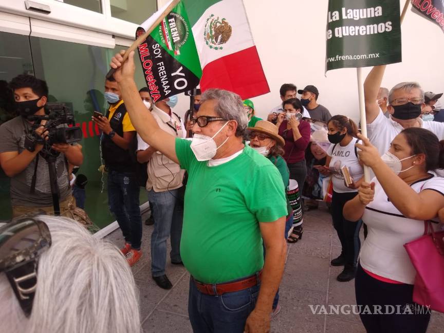 $!Chocan simpatizantes y opositores en arribo de AMLO a Torreón
