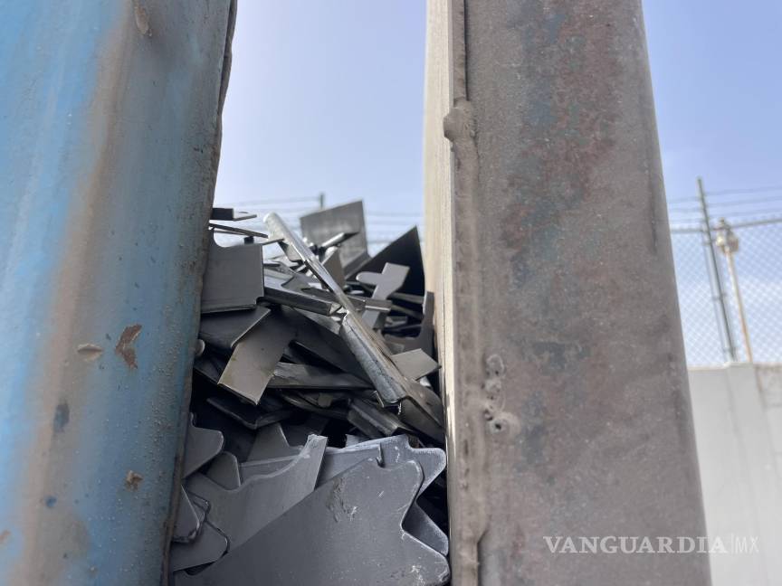 Caos en la Monterrey-Saltillo: más de 30 vehículos afectados por derrame de pedacería metálica