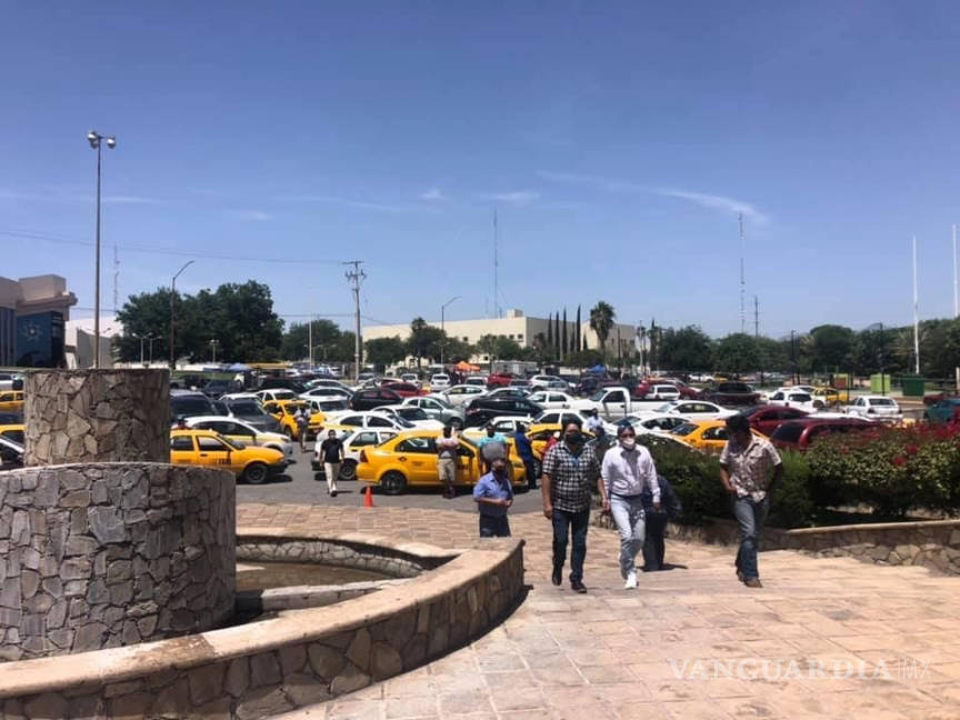 $!Taxistas se manifiestan frente a FGE en Saltillo; amagan con bloqueos este martes