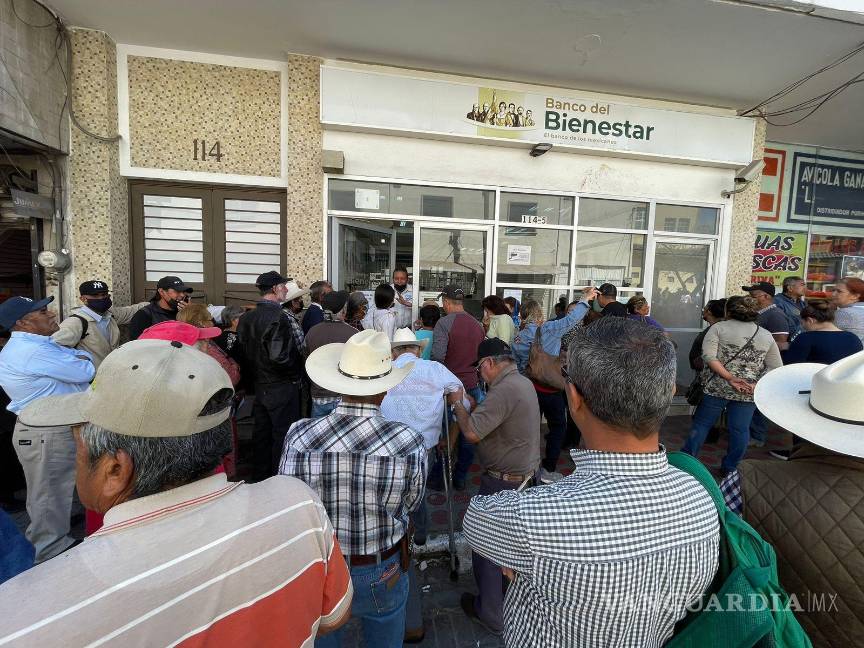 ¡Sólo hay una caja! Registran kilométricas filas en entrega de apoyos Bienestar