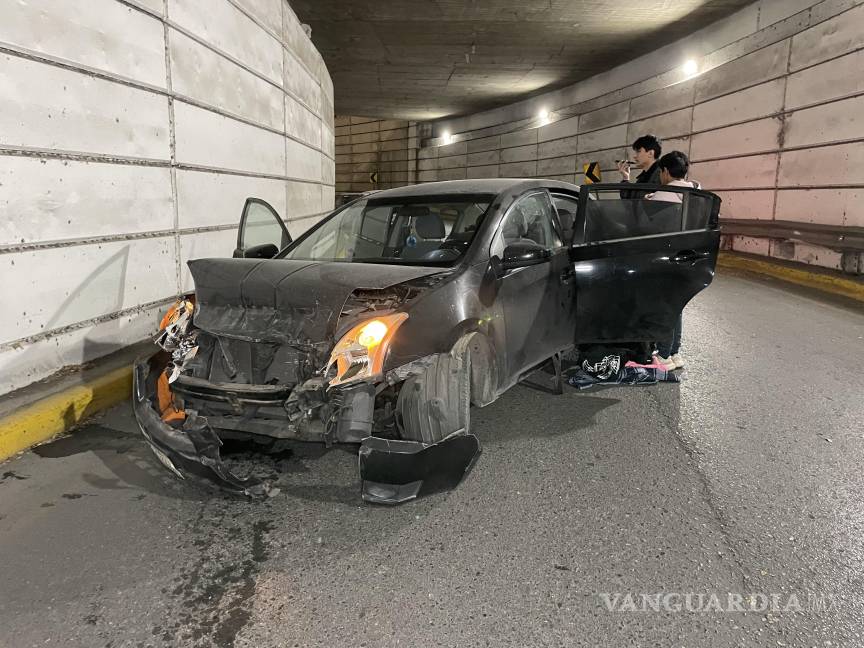 Tres jóvenes resultan heridos en choque en el distribuidor vial Venustiano Carranza