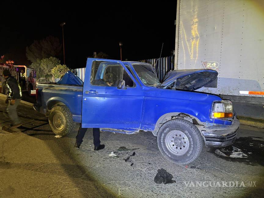 $!La camioneta pick-up quedó severamente dañada tras impactarse contra la parte trasera de un camión de carga en la colonia Guayulera.