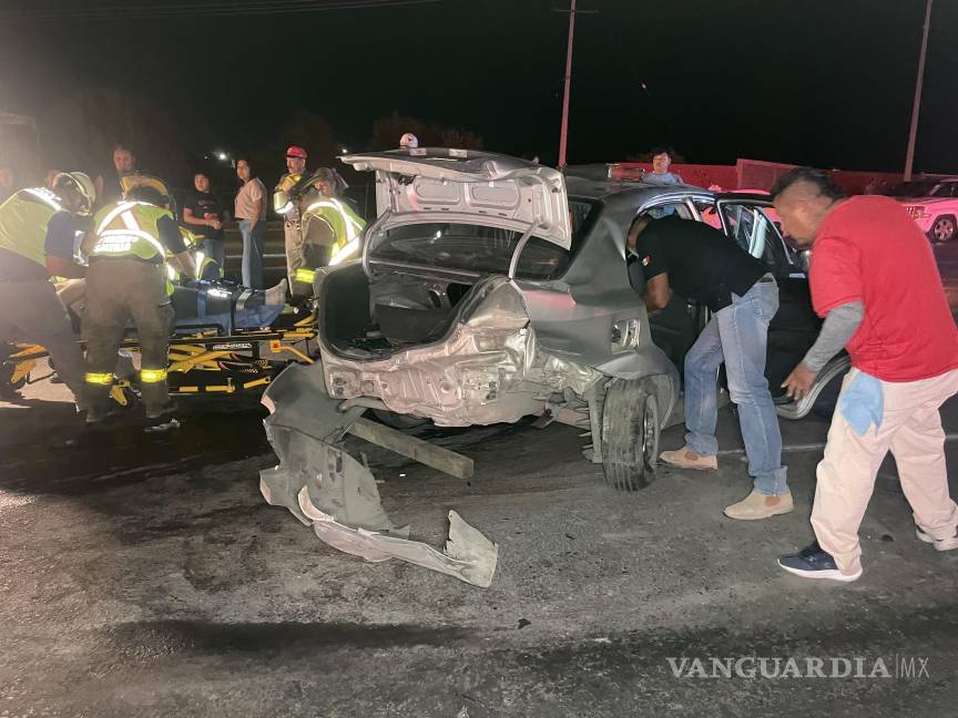 Dos personas terminan prensadas tras fuerte accidente, en Saltillo