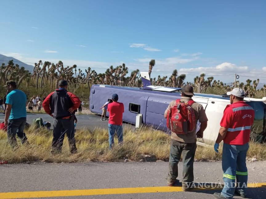 Volcadura de autobús deja ocho pasajeros heridos en carretera Saltillo-Zacatecas; conductor dormitó