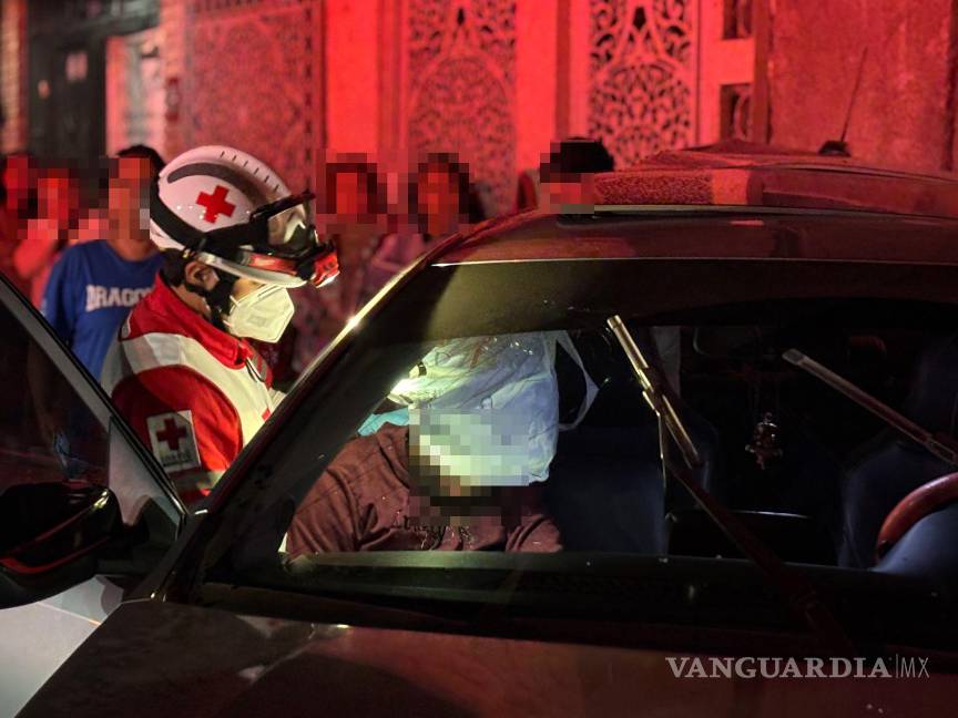 $!El conductor gravemente herido fue atendido por paramédicos de la Cruz Roja.