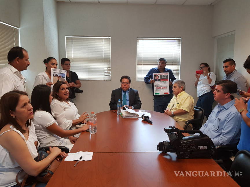 $!Se reúnen con fiscal Márquez Guevara para exigir justicia por asesinato de joven en Torreón