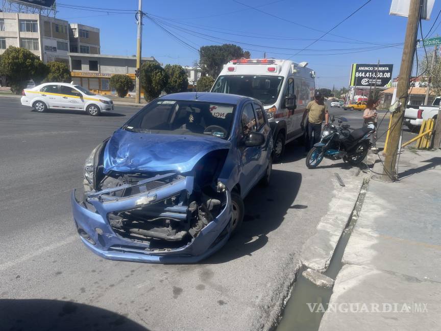 Conductor embiste a dos jóvenes que conducían motocicleta, en Saltillo