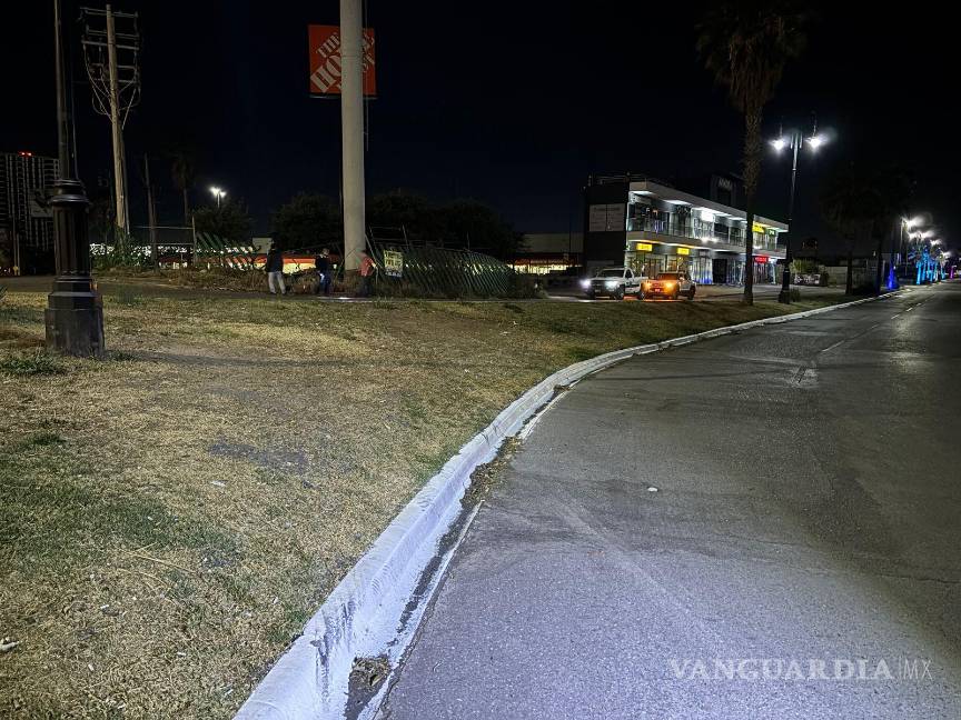 $!El conductor, quien presuntamente manejaba en estado de ebriedad, brincó un camellón antes de chocar contra el muro perimetral.