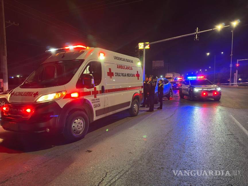 $!Paramédicos de la Cruz Roja valoraron al conductor en el lugar del percance.