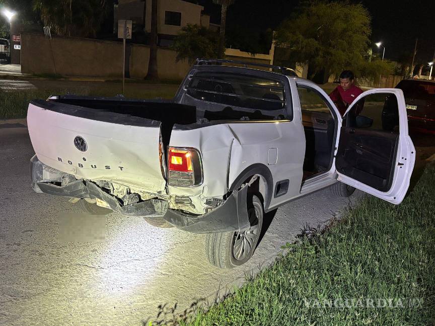 $!La camioneta Volkswagen esperaba el cambio de luz cuando fue embestida por alcance.