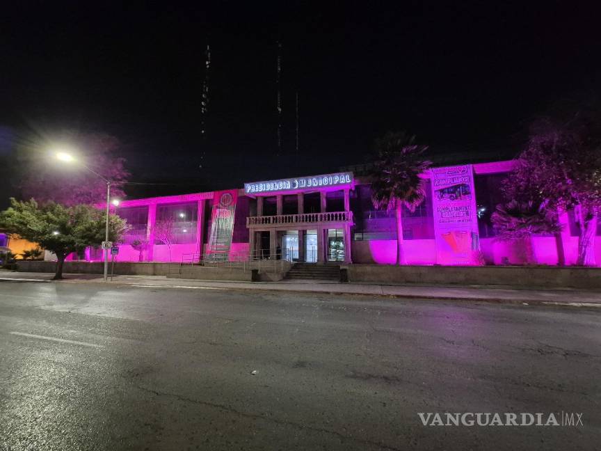 $!La fachada de la Presidencia Municipal de Saltillo se iluminó de rosa como símbolo de apoyo a la lucha contra el cáncer de mama durante el Mes de la Sensibilización.