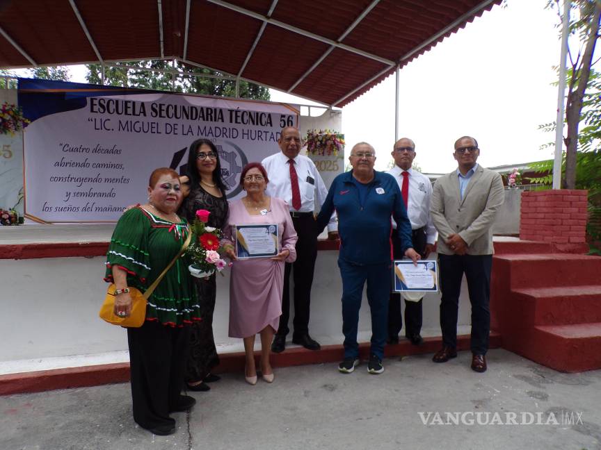 $!El evento incluyó entrega de reconocimientos a quienes durante años contribuyeron a consolidar la escuela.