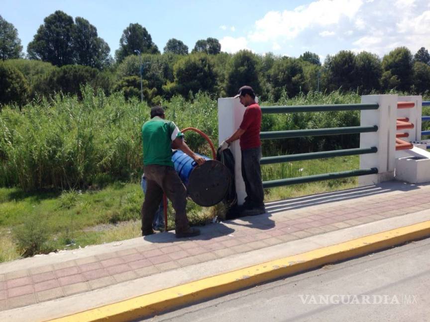 $!Recorren río Monclova para inspección de contenedores para basura