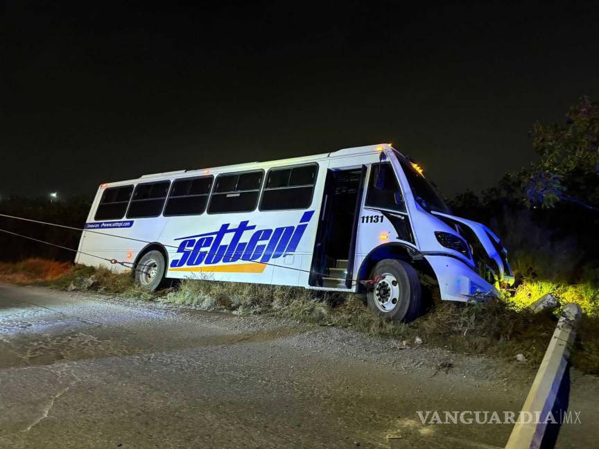 $!El transporte de personal quedó a un costado de la vialidad tras el impacto con el poste de concreto.