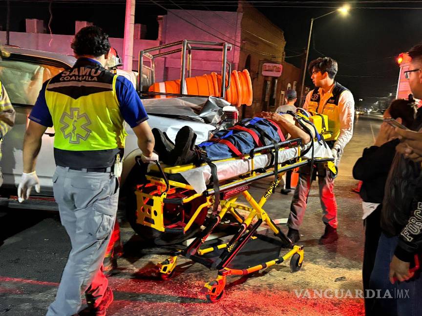 $!Los lesionados fueron trasladados en ambulancias del SAMU a la clínica número dos del IMSS para recibir atención médica especializada.