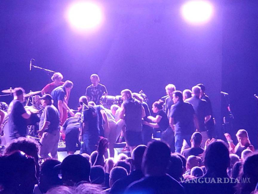 Colapsa el músico Carlos Santana en pleno concierto en Michigan