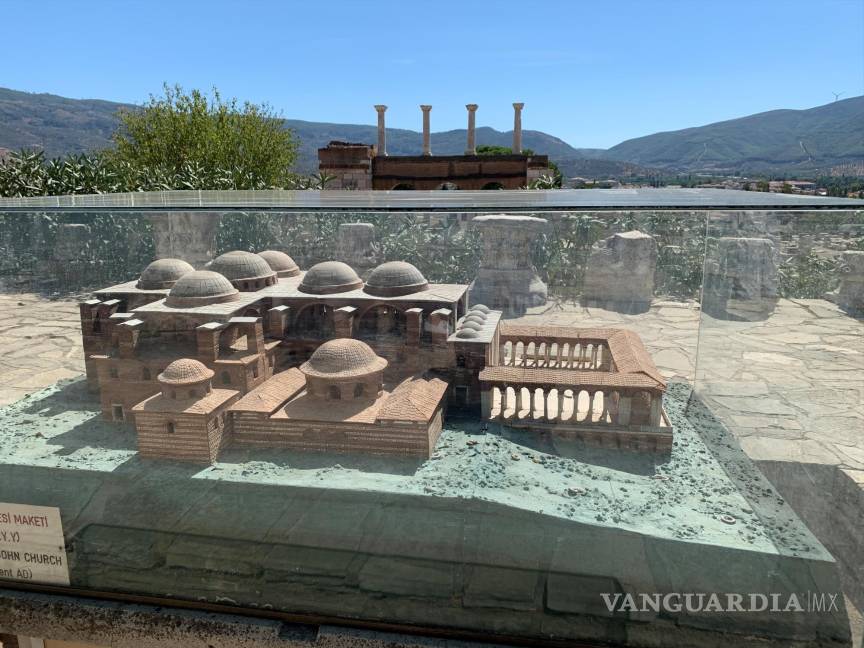 $!Maqueta que reproduce la Basílica de San Juan, con los restos reales al fondo. El templo fue construido por el emperador bizantino Justiniano en el lugar donde se cree fue enterrado el apóstol y evangelista. EFE/Antonio Sánchez Solís