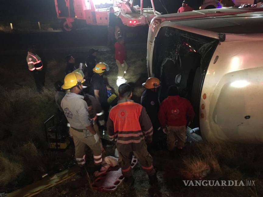 $!Vuelca autobús que iba a Torreón en Zacatecas, hay once muertos... en el camión viajaba porra del Santos