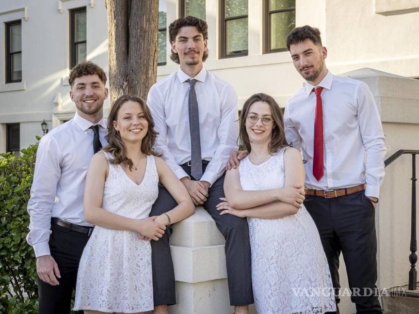 $!De izquierda a derecha; Ludovico, Victoria, Michael, Ashley y Marcus antes de la ceremonia de graduación en la Universidad Estatal de Montclair.