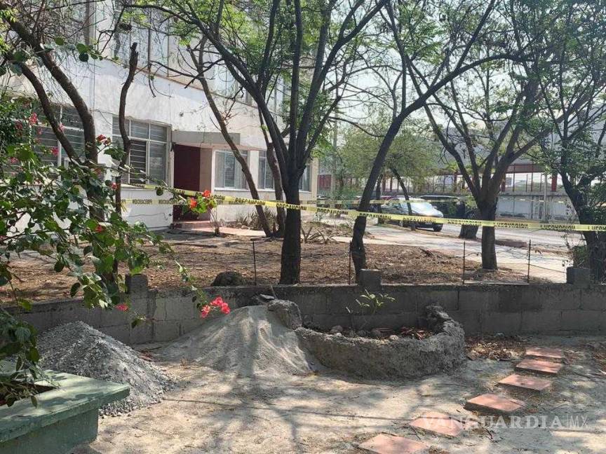 $!De acuerdo con un reporte recibido por la Policía de Monterrey, los vecinos dieron aviso al C4 para denunciar que en el área de una jardinera, ubicada afuera del edificio 16 se encontraba el documento.