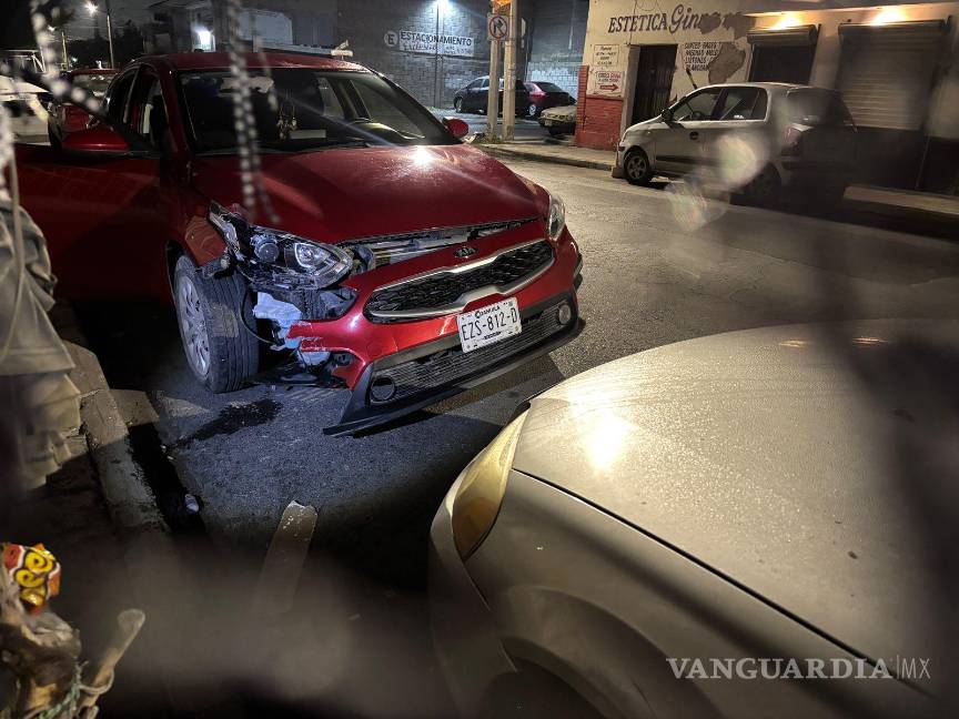 $!Automóvil Kia Forte terminó dañado tras impactarse contra un remolque estacionado en la colonia.