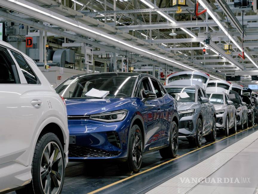 $!Vehículos eléctricos Volkswagen y Audi en la línea de montaje de la fábrica de Volkswagen en Zwickau, Alemania.
