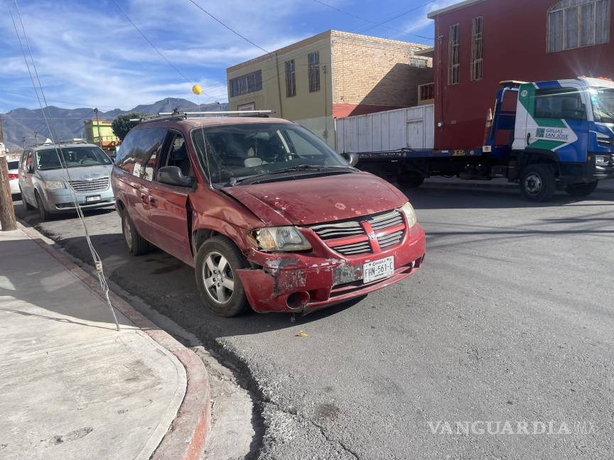Vehículo de paquetería se pasa alto y provoca accidente en la colonia Bellavista, en Saltillo