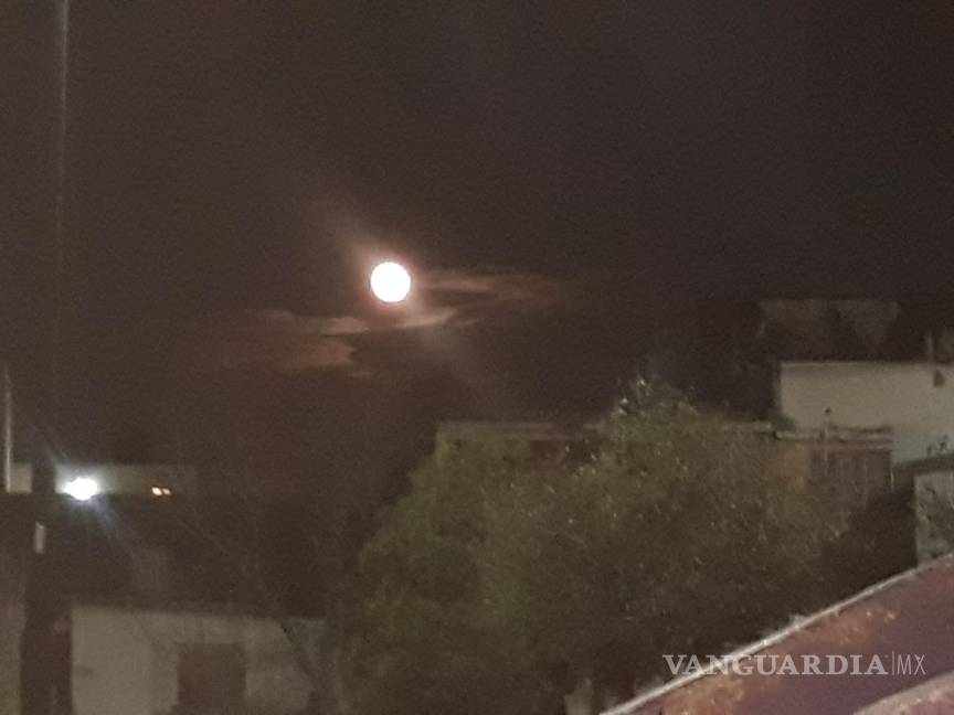 $!Durante la noche, algunas nubes rodearon a la Superluna del Ciervo.