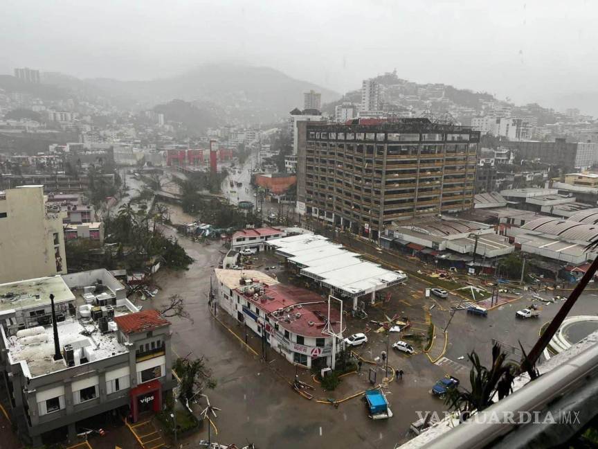$!Plazas, hoteles y calles lucen destruidas tras la entrada del huracán Otis al puerto de Acapulco.