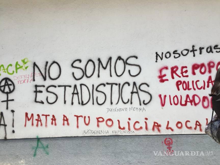 $!'No me cuidan, me violan', gritan mujeres al manifestarse contra la policía en la CDMX