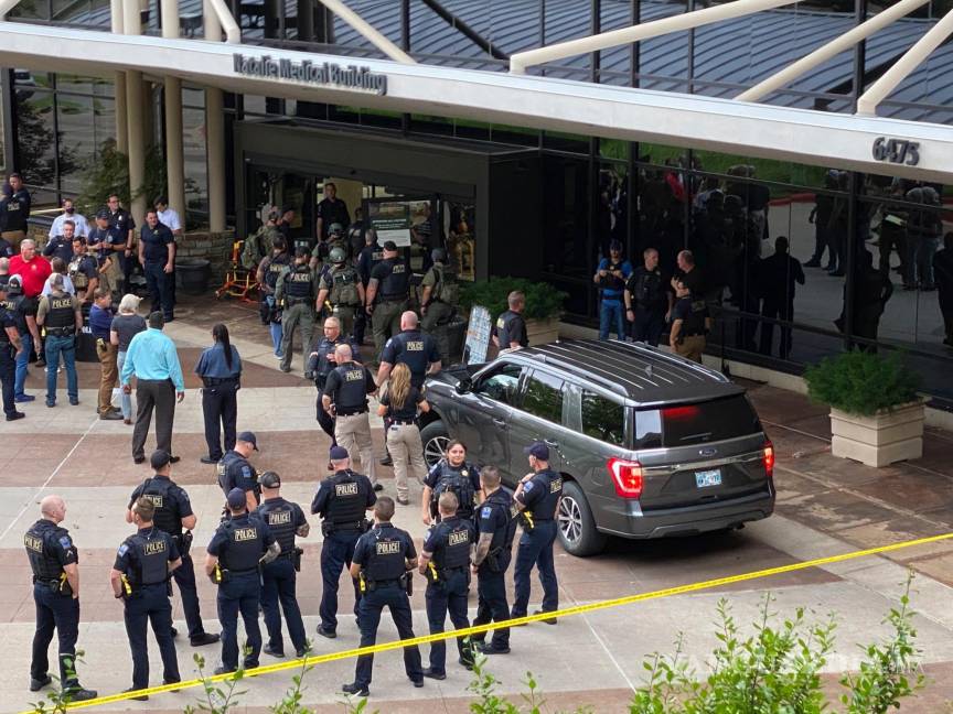 $!El personal de emergencia responde a un tiroteo en el edificio médico Natalie el miércoles 1 de junio de 2022 en Tulsa, Oklahoma.
