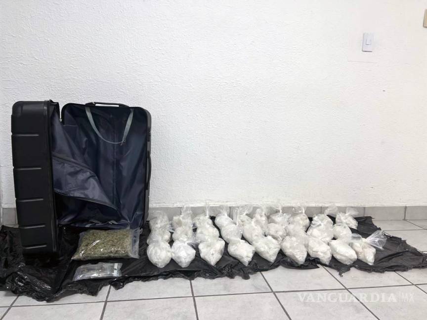 $!28 paquetes de cristal y dos bolsas con mariguana fueron detectadas en una maleta en la Central de Autobuses de Torreón.