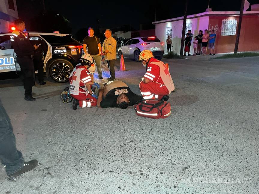 Motociclistas colisionan en la Ignacio Zaragoza; uno de ellos resulta con golpes severos