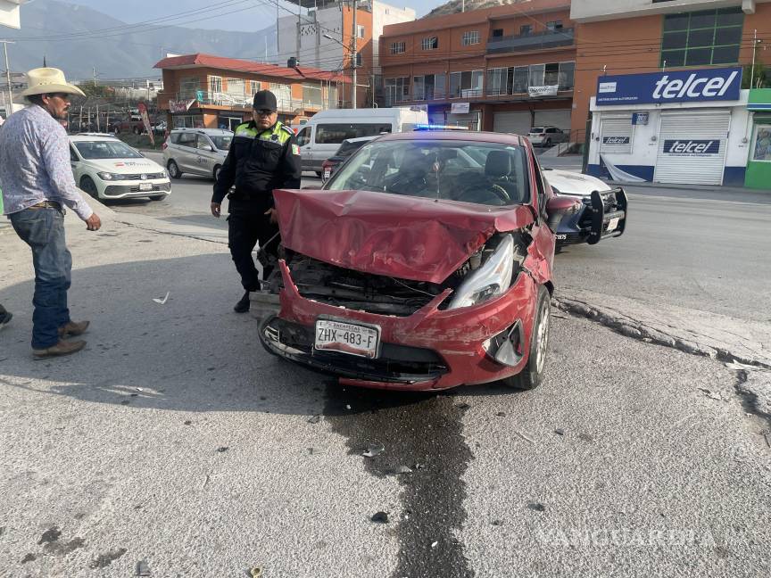 Choque múltiple deja daños materiales en la colonia Rubén Jaramillo, en Saltillo