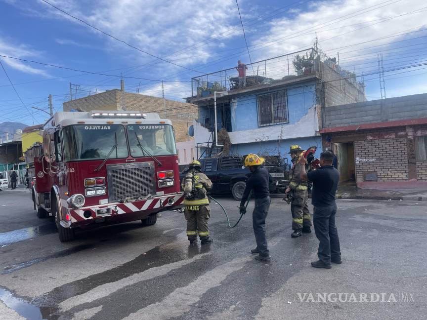Vecinos rescatan a adulto mayor de incendio en su casa, en Saltillo