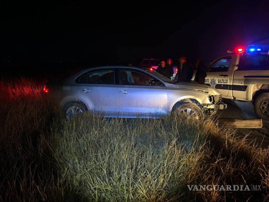 $!El área del accidente fue abanderada por las autoridades para evitar riesgos a otros conductores.