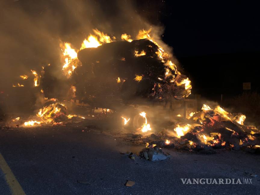 $!Se incendia tráiler en la carretera Saltillo - Torreón; provoca tránsito lento