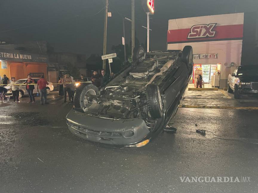 Bache ‘invisible’ origina volcadura en Saltillo; lo confundieron con charco de agua