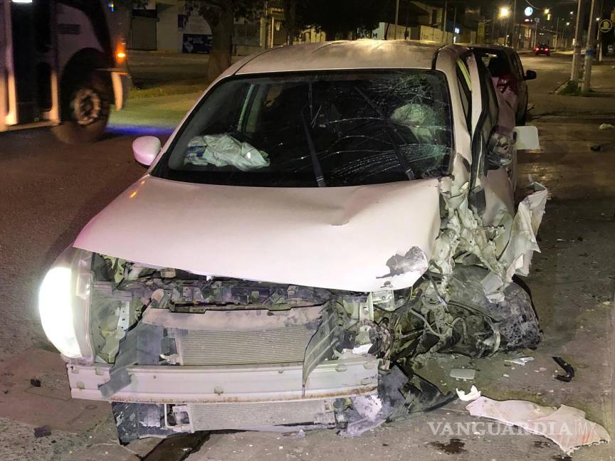 $!El vehículo Nissan Versa quedó destruido tras chocar contra un poste de concreto en los carriles contrarios.