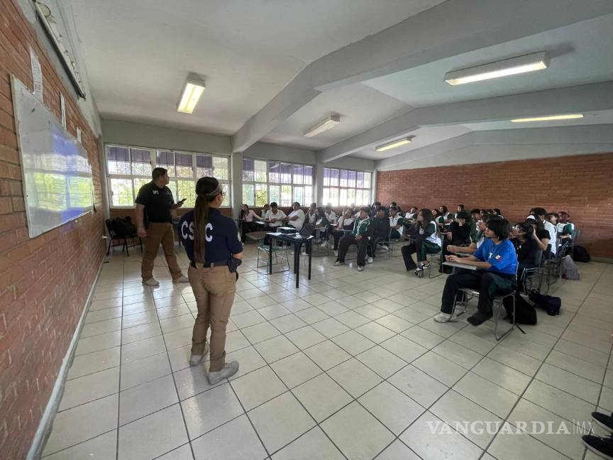 $!Personal de la Dirección de Proximidad Social expuso casos reales de extorsión y fraude digital para sensibilizar a los estudiantes sobre los riesgos en aplicaciones móviles y redes sociales.