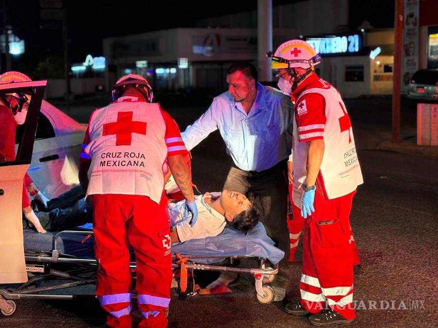 $!El copiloto quedó atrapado entre los asientos hasta ser rescatado por los socorristas y trasladado a la clínica del IMSS.