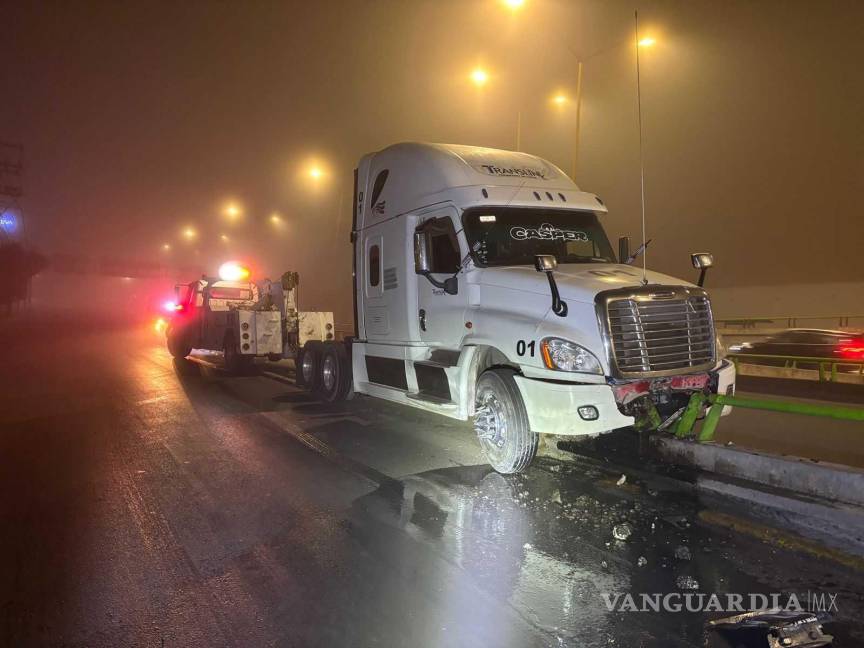 $!El tráiler fue remolcado a un corralón, donde permanecerá hasta que el responsable pague los daños.