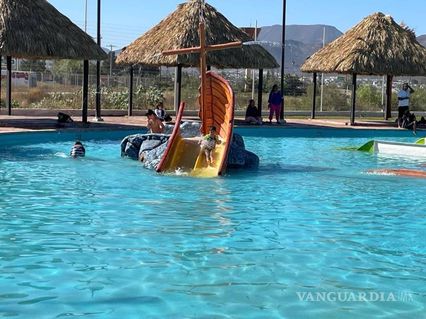 $!Las familias disfrutan de un día soleado en las albercas del parque acuático “AquaRamos”, que se ha convertido en el nuevo punto de encuentro de Ramos Arizpe.